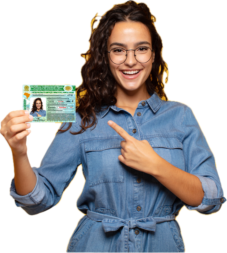 Jovem sorrindo segurando a sua Carteira Nacional de Habilitação