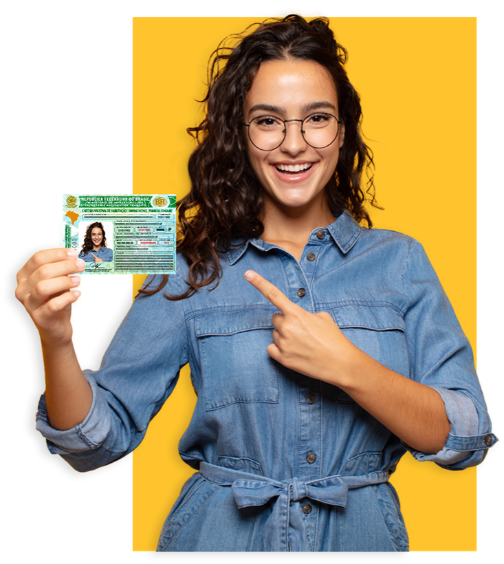 Jovem sorrindo segurando a sua Carteira Nacional de Habilitação
