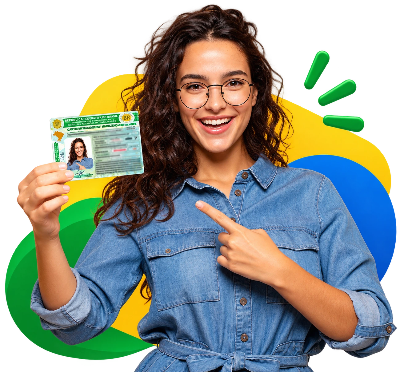 Jovem sorrindo segurando a sua Carteira Nacional de Habilitação