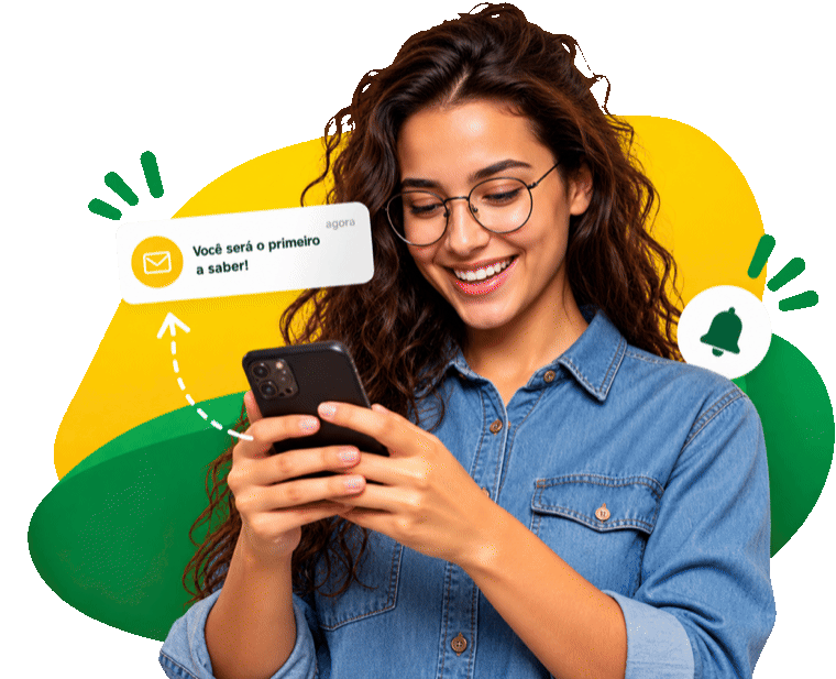 Jovem sorrindo ao ver no celular a notificação: você será o primeiro a saber